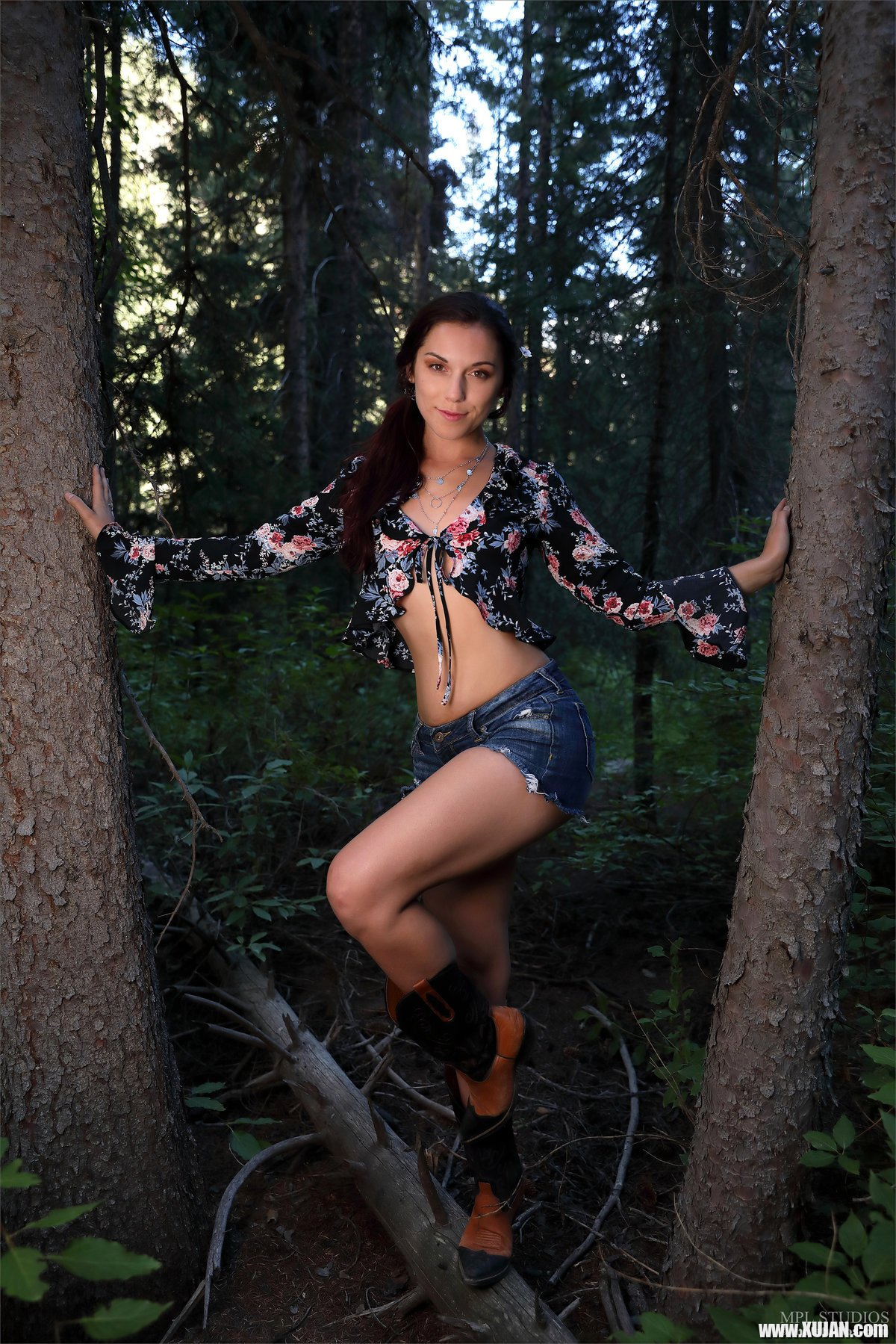Elena Generi shows her hairy pussy in the forest - Photo #1395078