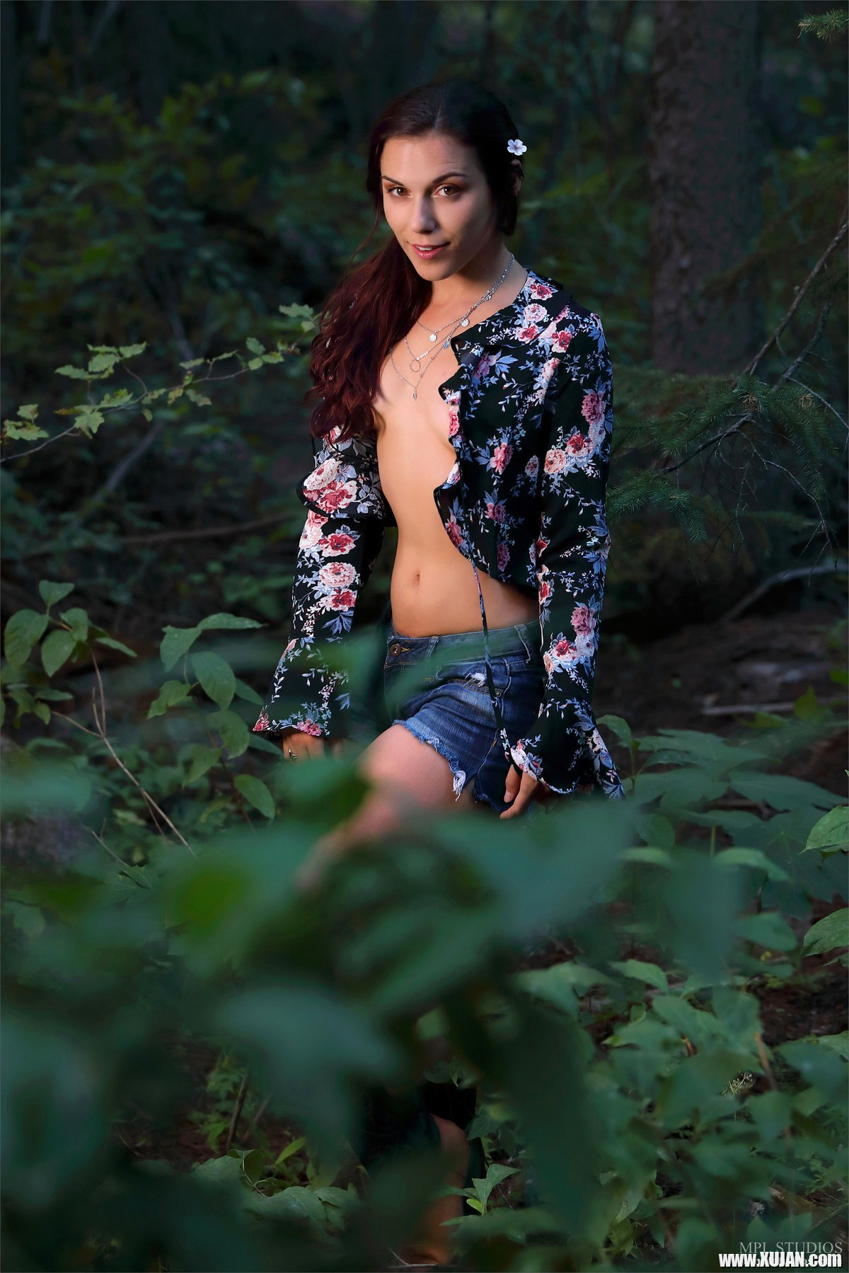 Elena Generi shows her hairy pussy in the forest - Photo #1395080
