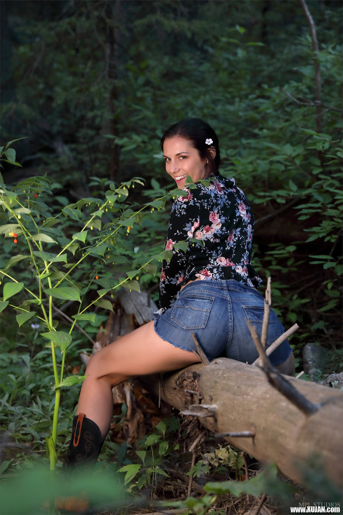 Elena Generi shows her hairy pussy in the forest - Photo #1395081
