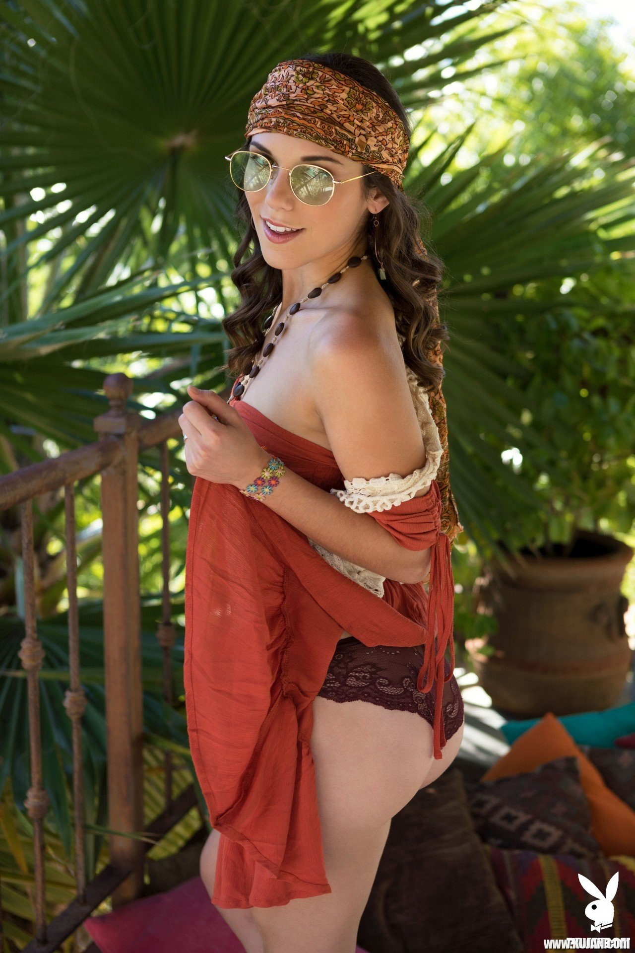 Elena Generi in tropical paradise takes in all off - Photo #1395159