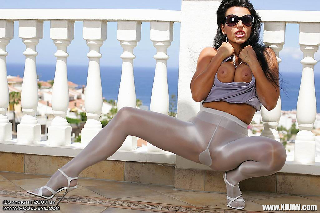 Model Eve in pantyhose outdoors - Photo #1407068
