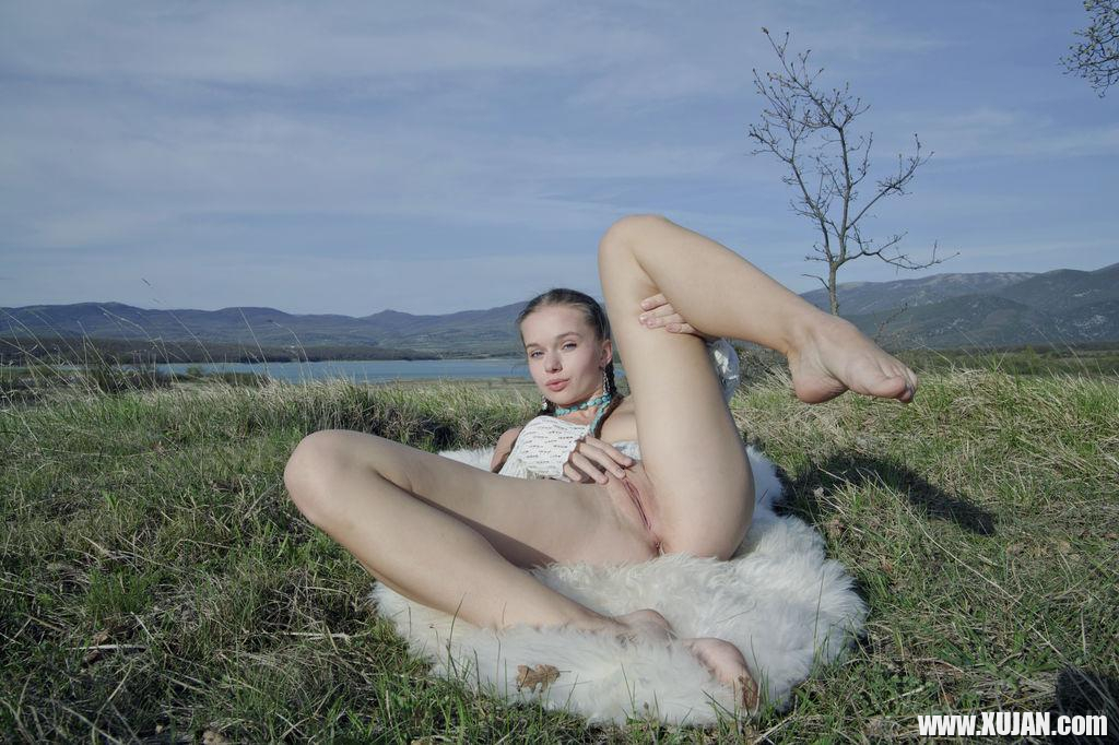 Milena D spreads her pink pussy for you on the beautiful landscape - Photo #1409005