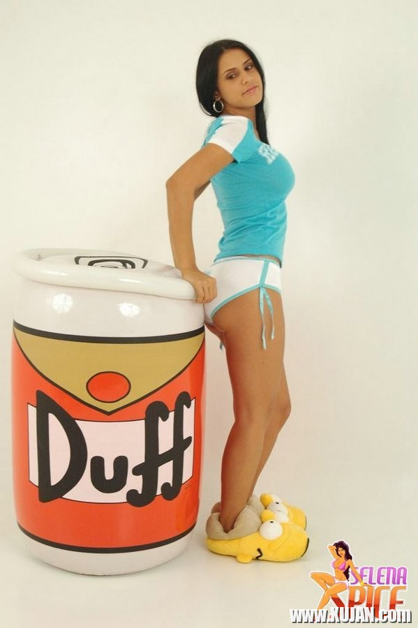 Selena loves her Duff beer - Photo #1411901