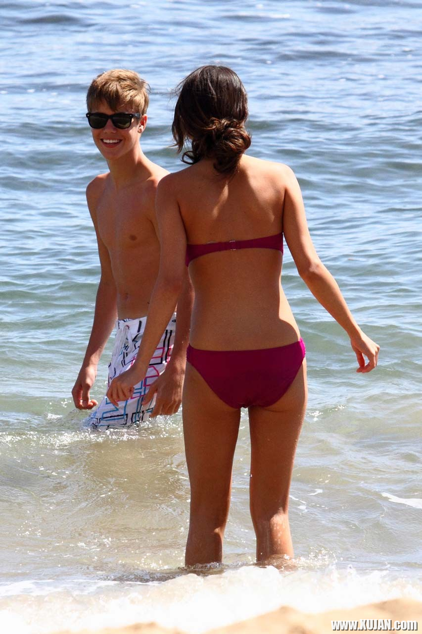 Selena Gomez showing sexy bikini body and making love with boyfriend on beach - Photo #1411917