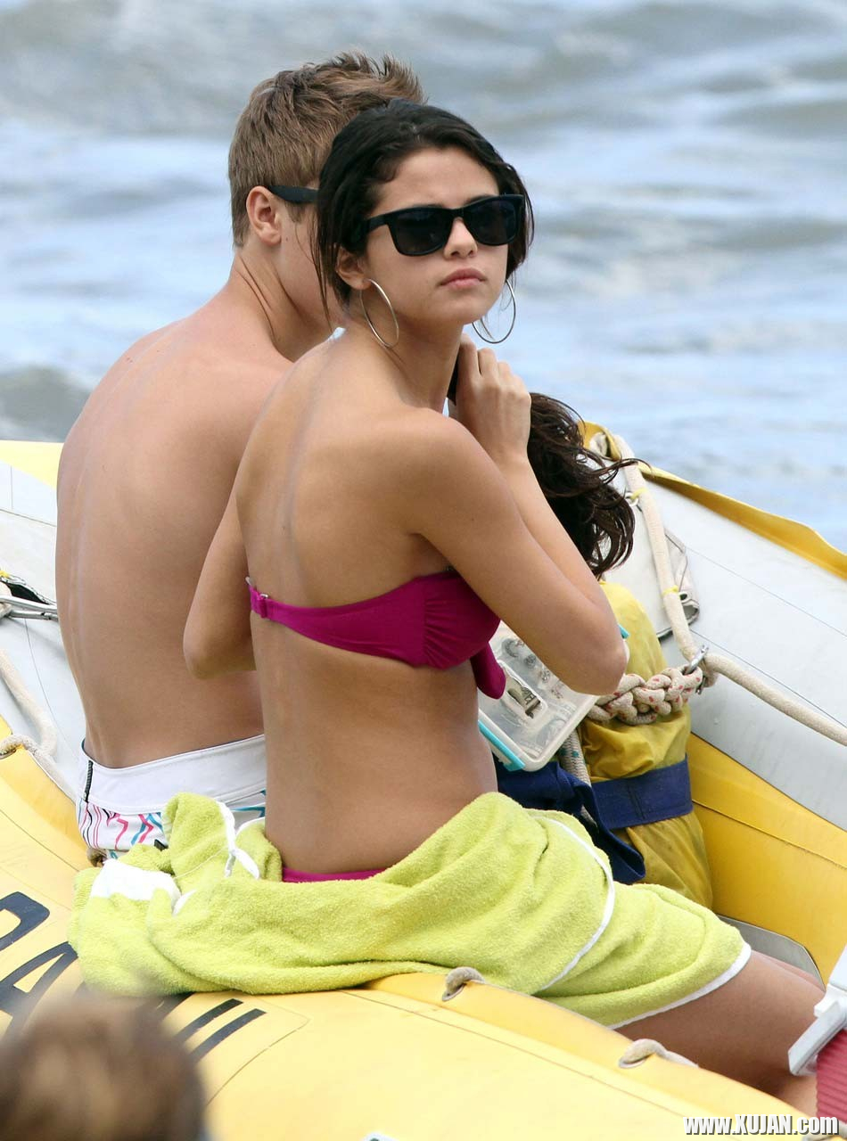 Selena Gomez showing sexy bikini body and making love with boyfriend on beach - Photo #1411921