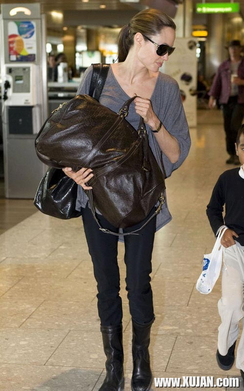 Angelina Jolie exposing her sweet big boobs - Photo #1413106