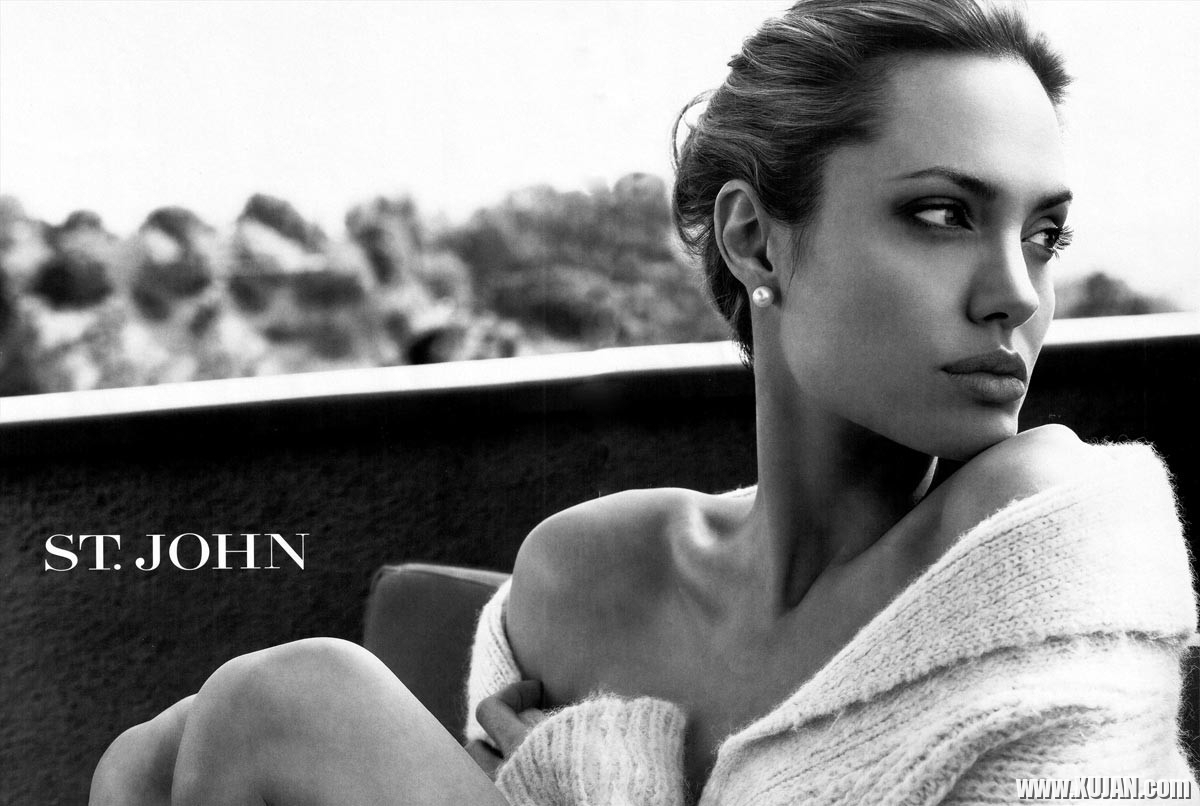 Angelina Jolie exposing her sweet big boobs - Photo #1413110