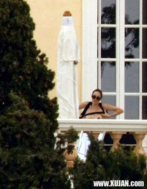 Celebrity Angelina Jolie sweet exposed big boobs - Photo #1413131