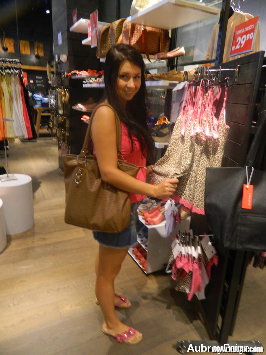 Hot teen Aubrey Paige takes selfies of her tits in the mall change room - Photo #1415276