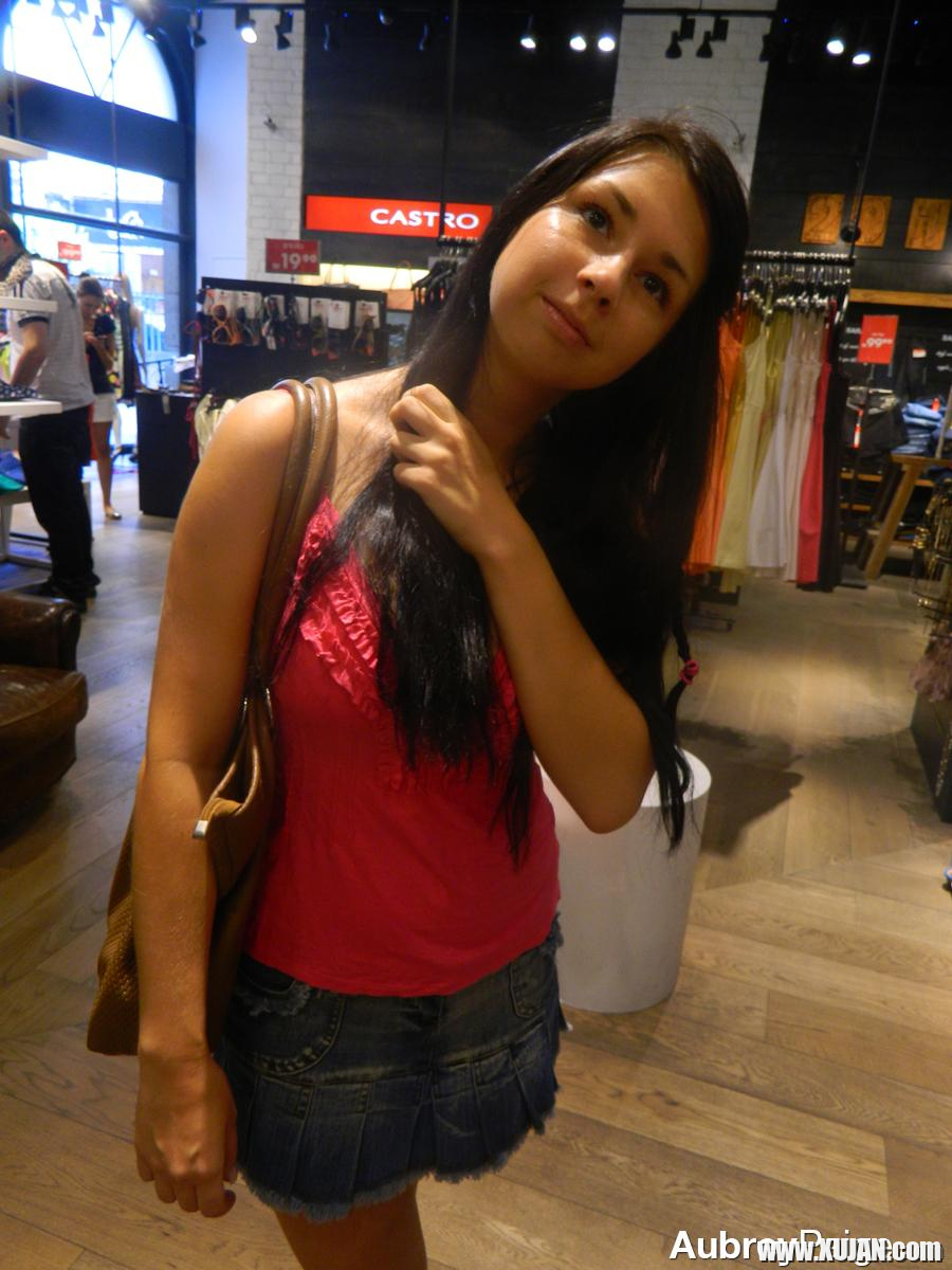 Hot teen Aubrey Paige takes selfies of her tits in the mall change room - Photo #1415277