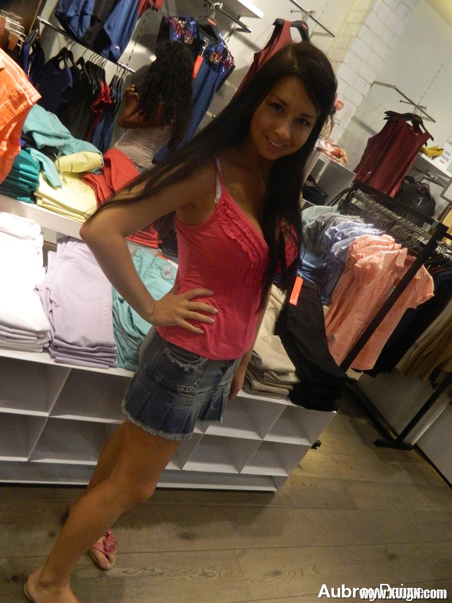 Hot teen Aubrey Paige takes selfies of her tits in the mall change room - Photo #1415278