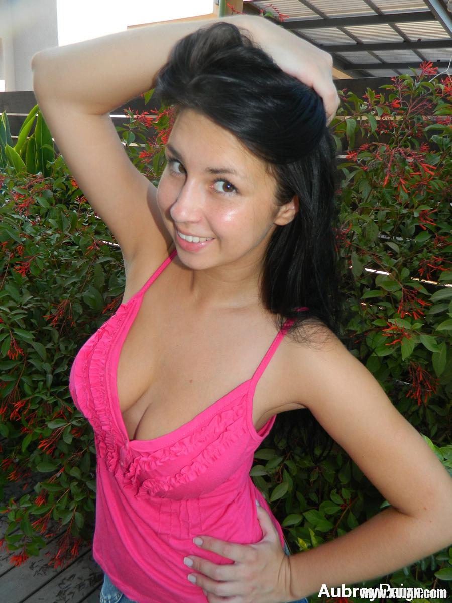 Hot teen Aubrey Paige takes selfies of her tits in the mall change room - Photo #1415284
