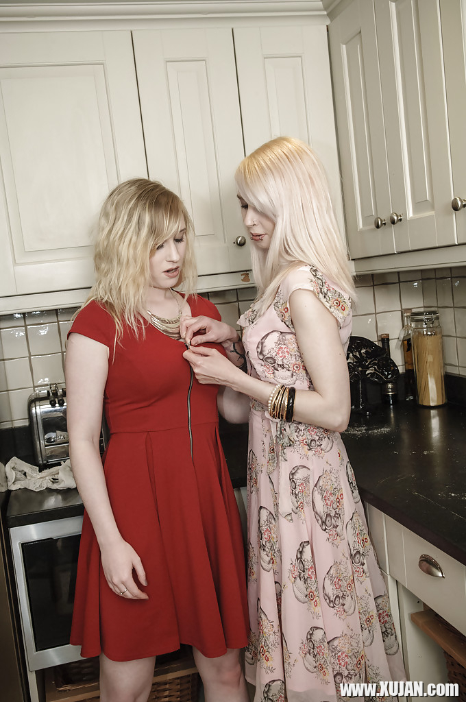 Satine Spark knows how to make Ashleigh Dolls cunt really wet - Photo #1416454