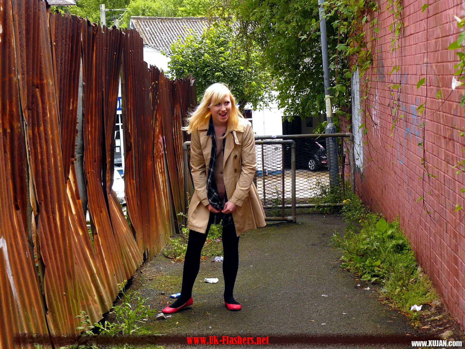 Flashing blonde british babe Satine Spark in public nudity - Photo #1416560