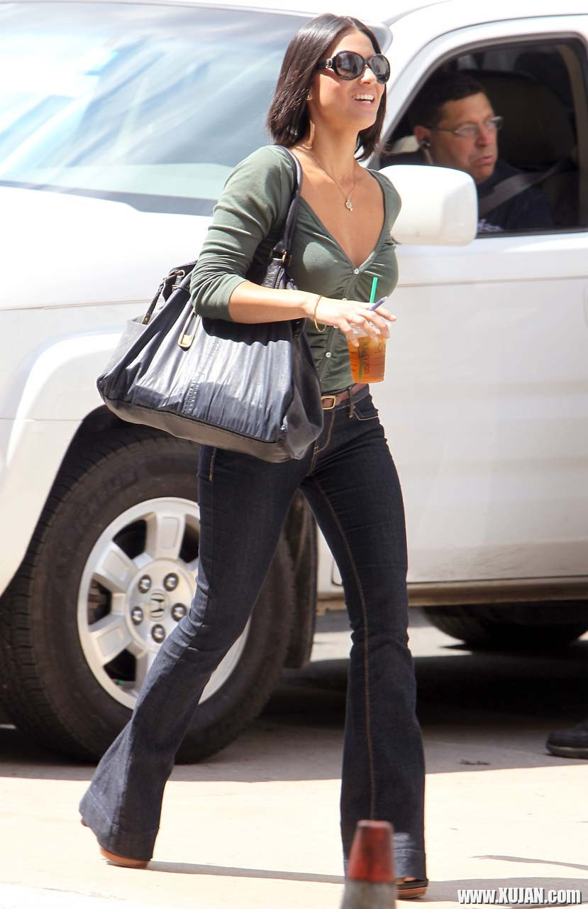 Olivia Munn exposing fucking sexy body and nice tits while walking on street - Photo #1420177