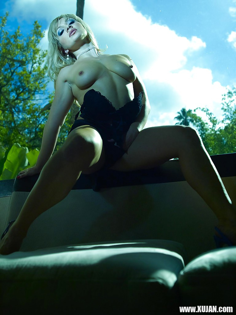 Sassy blonde with smoky eyes Lea Lexis showcasing her fuckable curves - Photo #1420985