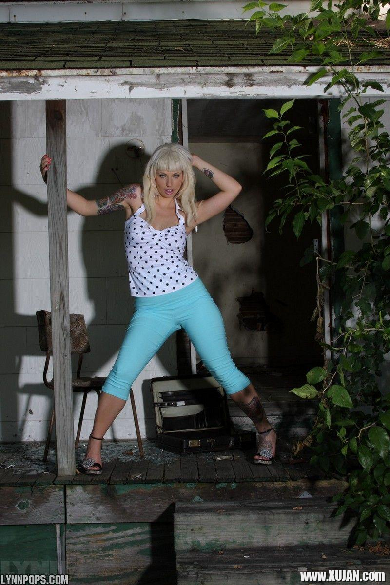 Pictures of Lynn Pops getting naked in the garden - Photo #1425271
