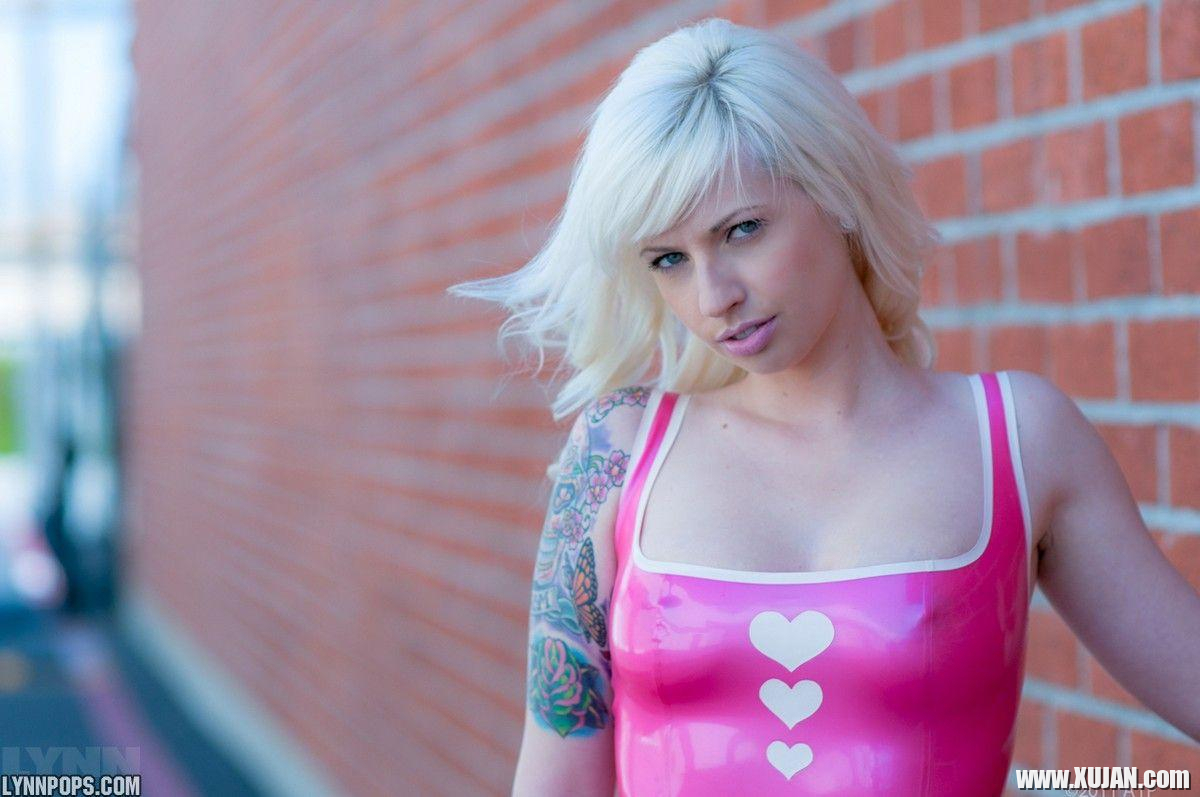 Pictures of teen chick Lynn Pops showing off in a leather dress - Photo #1425318