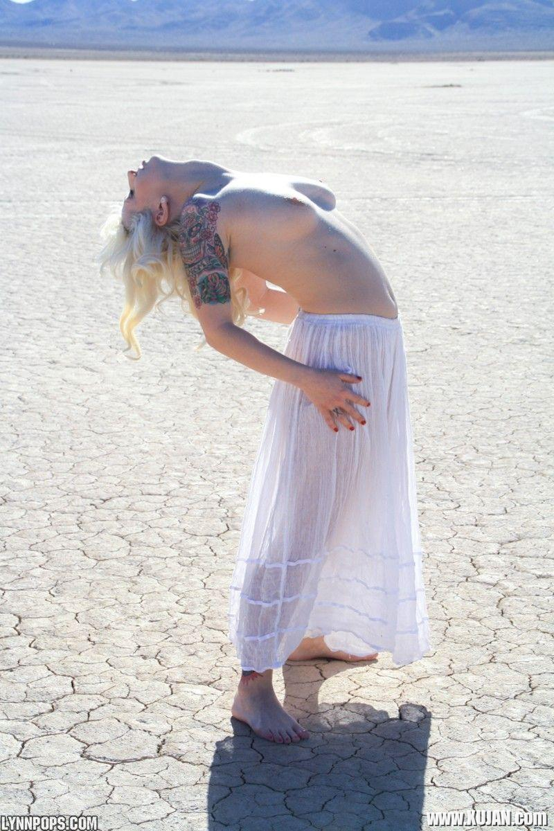 Pictures of Lynn Pops showing her tits and pussy outside - Photo #1425331