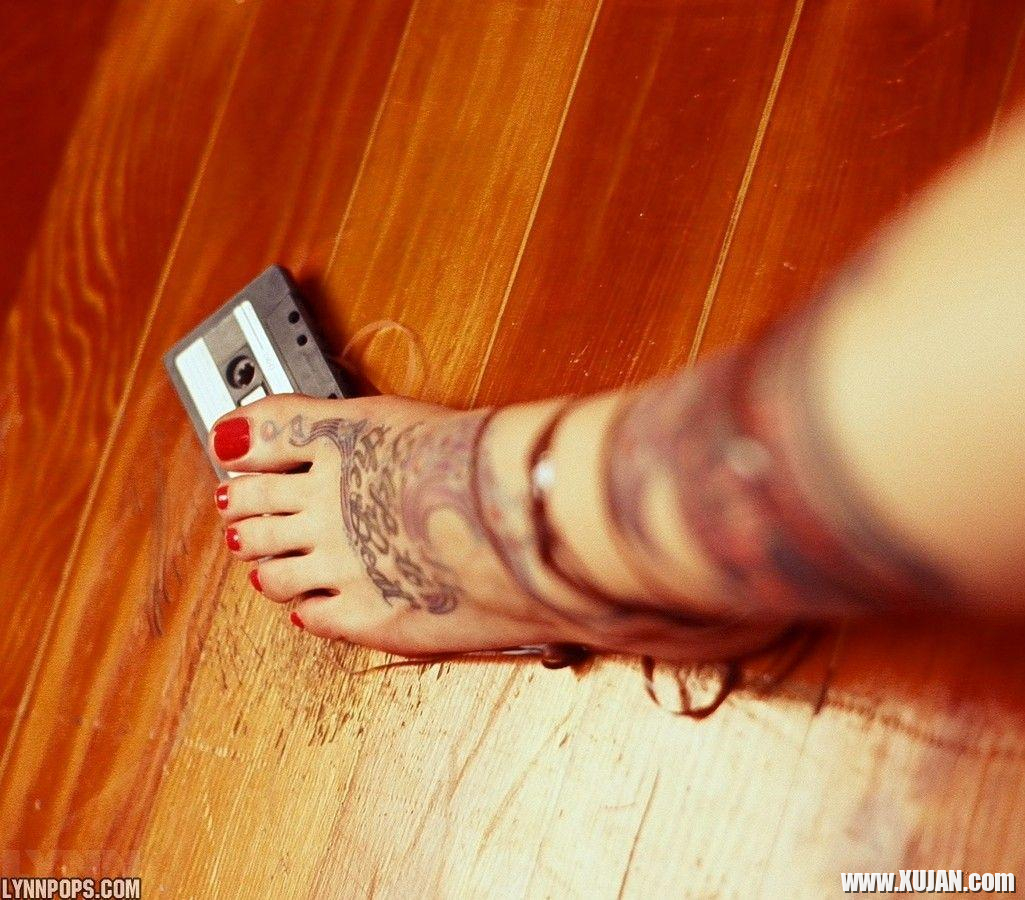 Pictures of Lynn Pops teasing with her feet and an ice cream cone - Photo #1425378