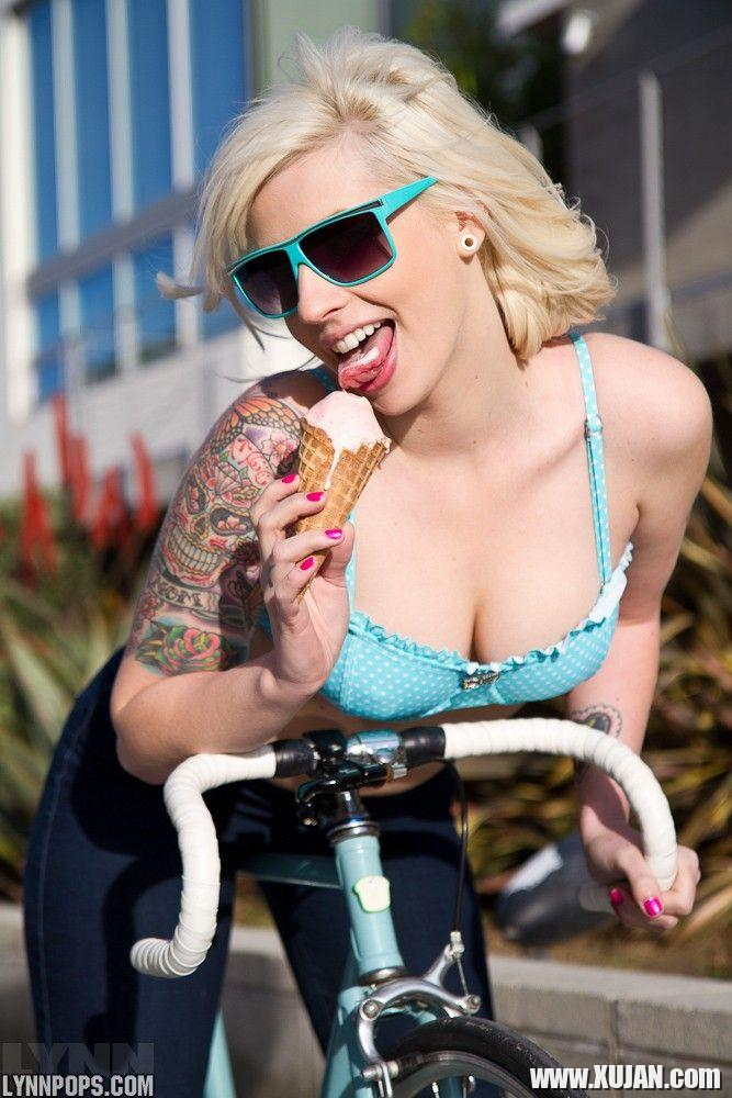 Pictures of Lynn Pops teasing with her feet and an ice cream cone - Photo #1425389