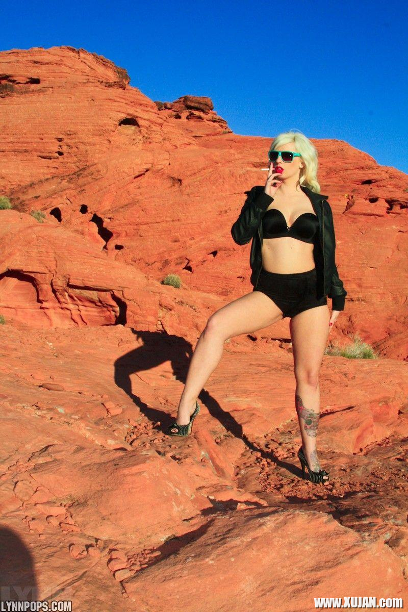 Pics of Lynn Pops getting hot outside - Photo #1425407
