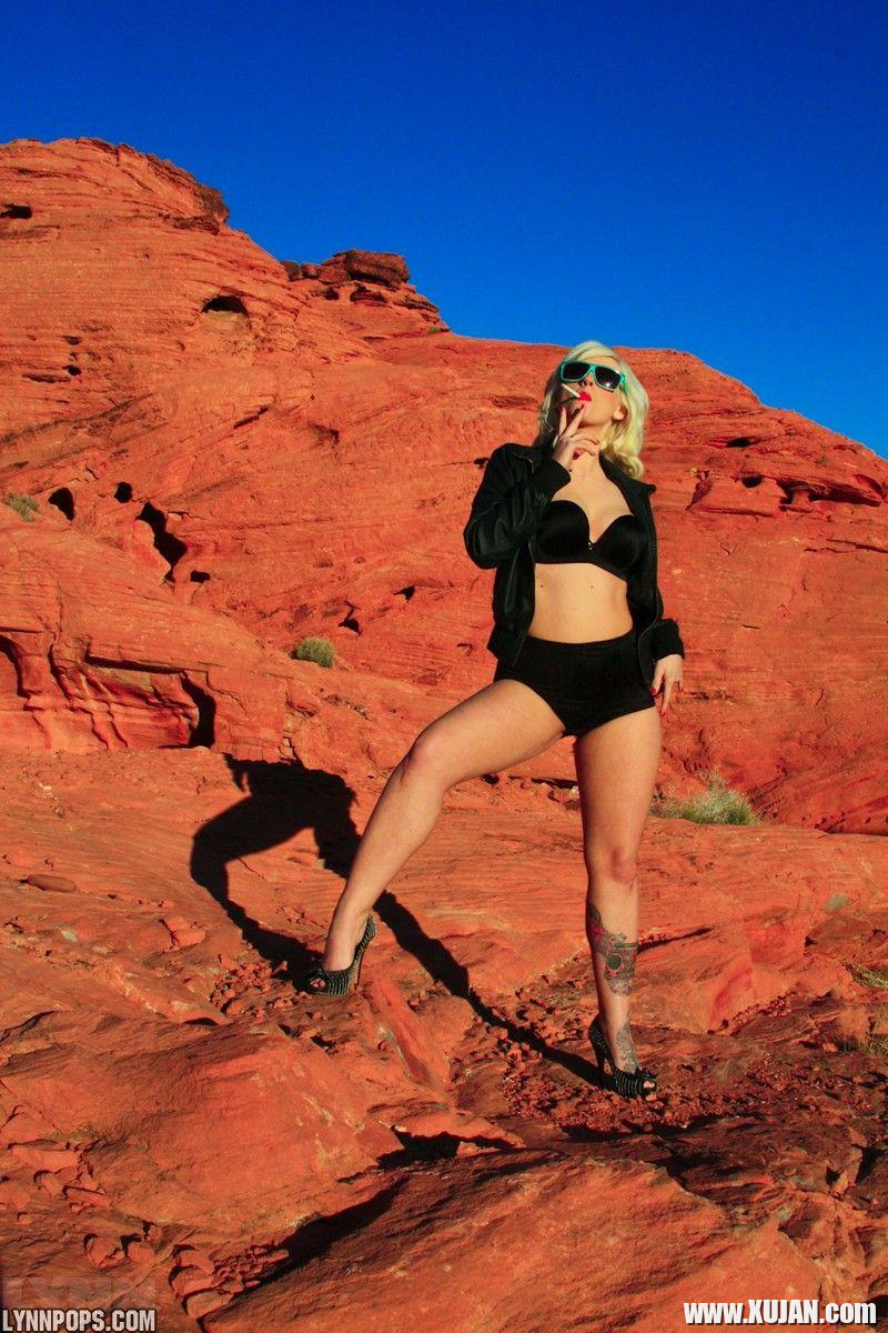 Pics of Lynn Pops getting hot outside - Photo #1425408