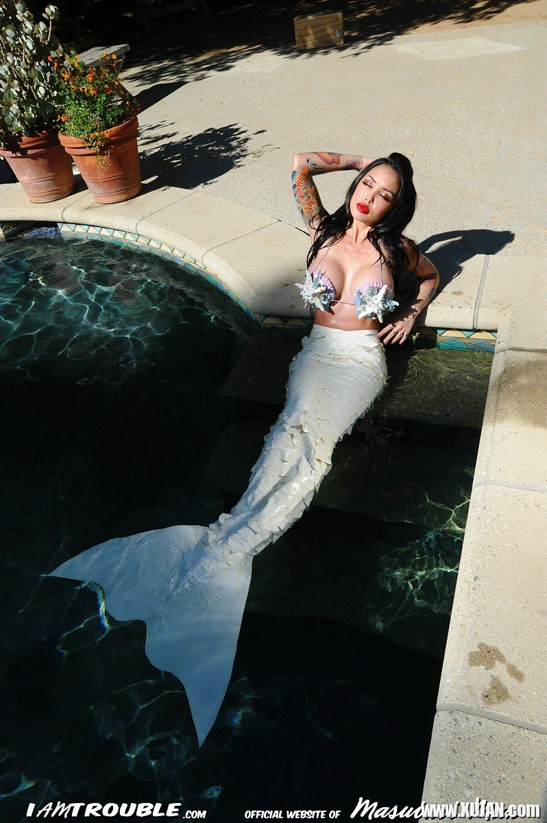 Babe Masuimi Max dresses up as a Mermaid for Halloween - Photo #1428332