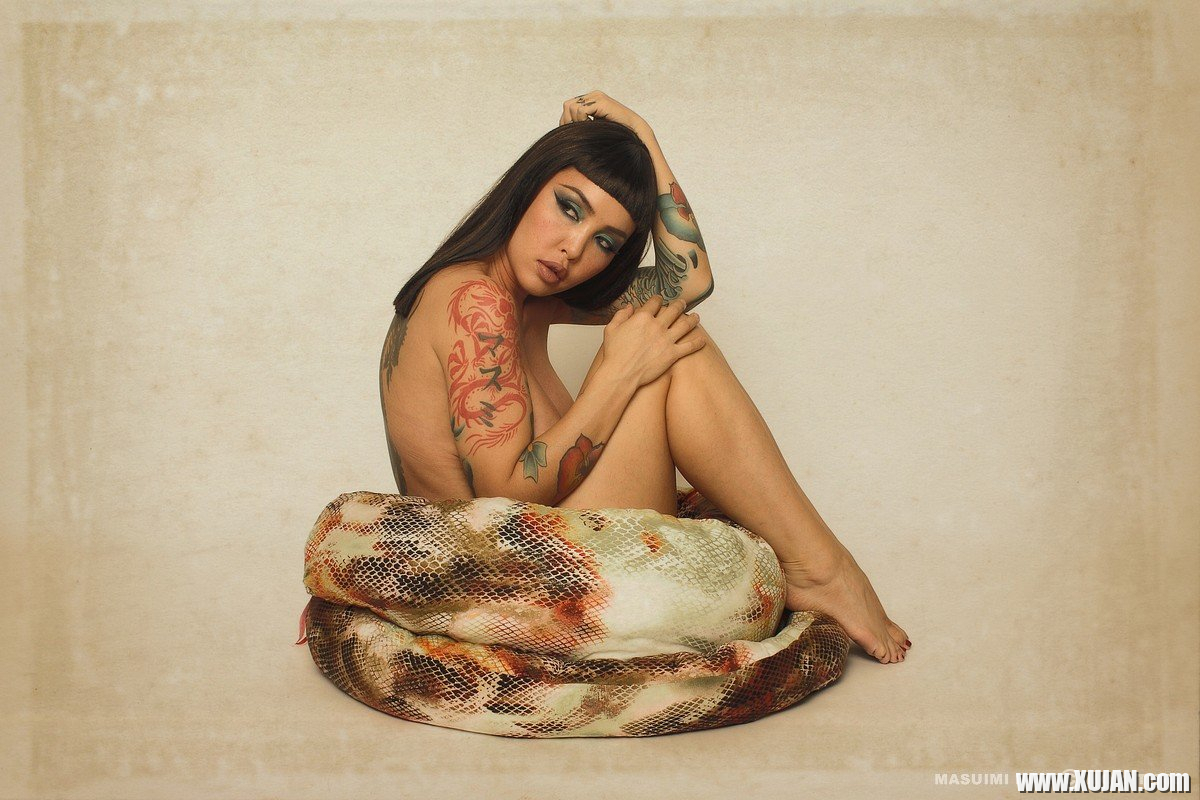 Exotic Babe Masuimi Max playing with a big Snake - Photo #1428409