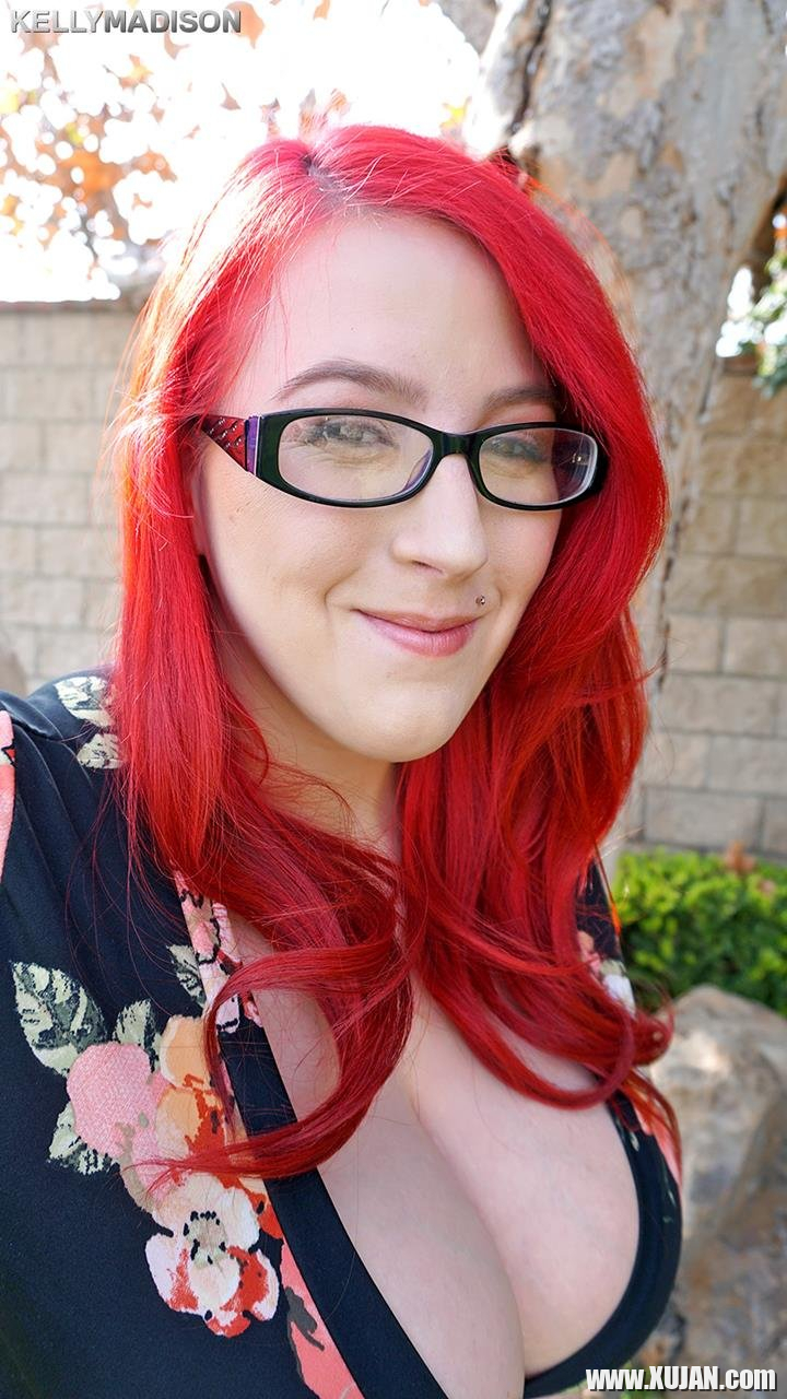 Redhead Bimbo Kamille Amora exposes her huge Tits - Photo #1430365