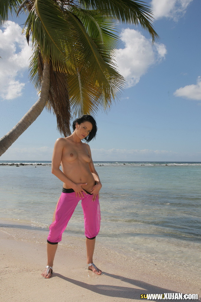 Liz Valery strips and shows tits and pussy outdoor on the beach - Photo #1439213