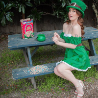 Sexy Evelyn Claire celebrates Paddys day with a themed handjob
