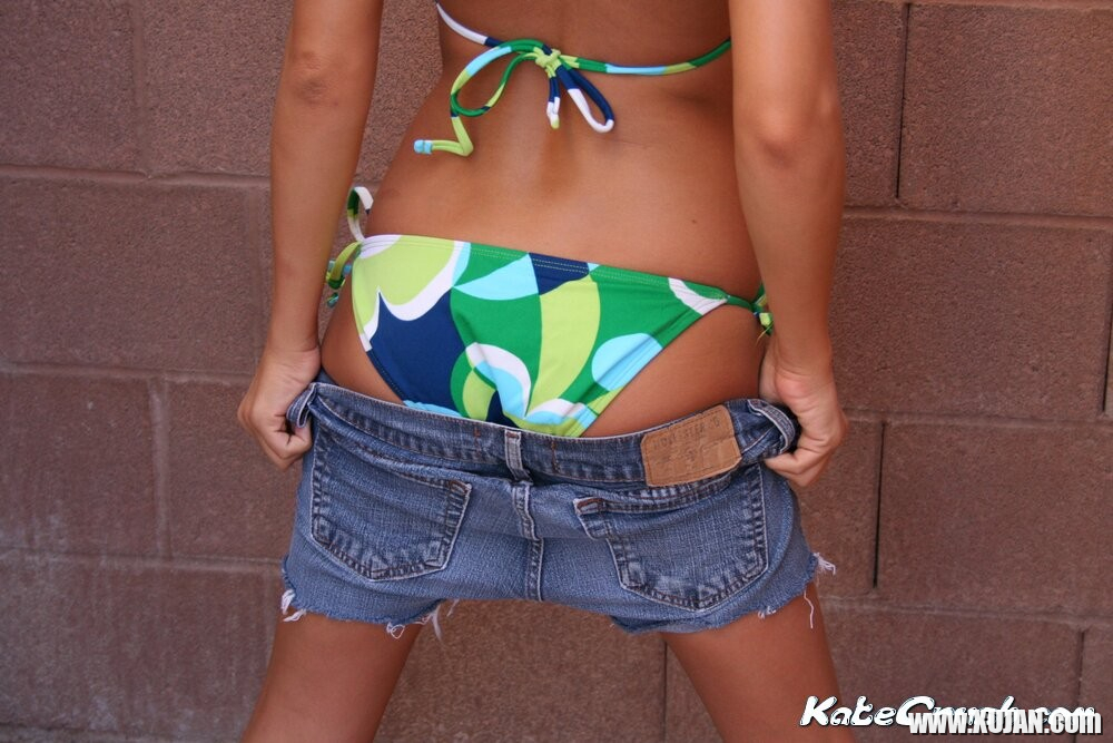 Kate posing outside in her bikini - Photo #1449622