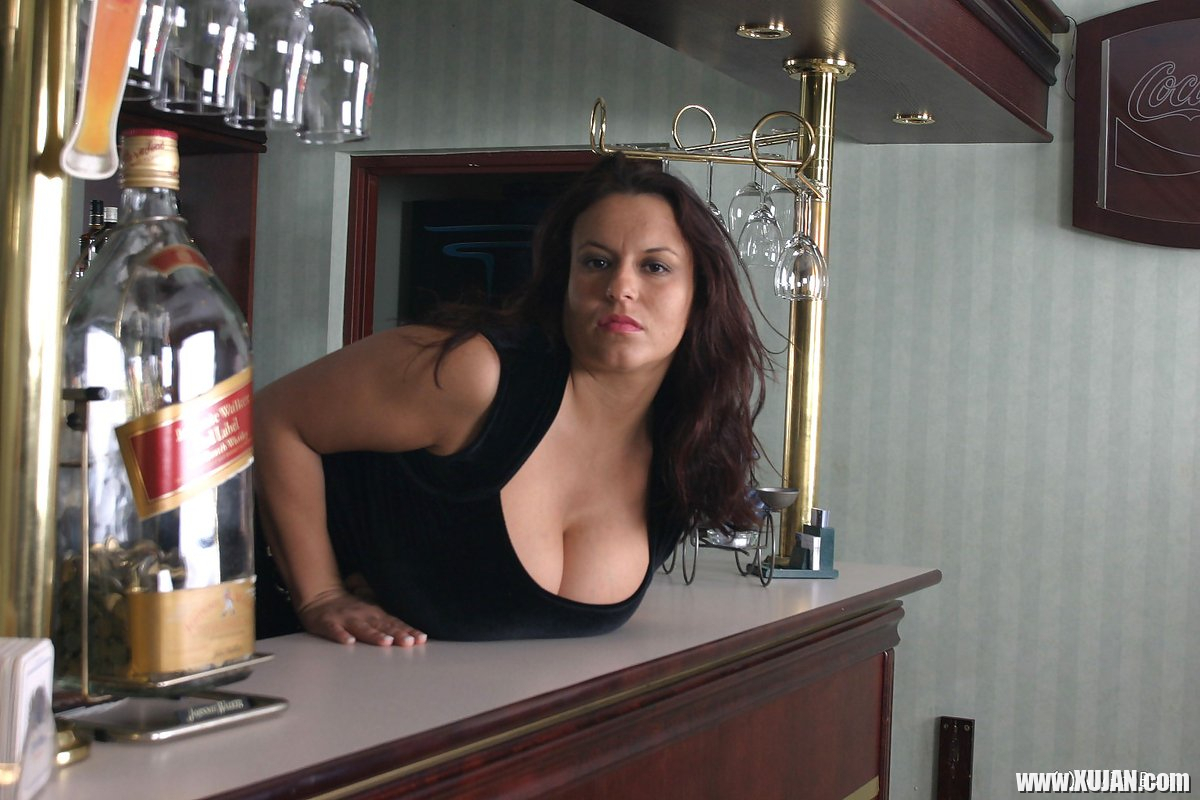 Huge Boobs Barmaid Aneta Buena shows her Juggs - Photo #1450171