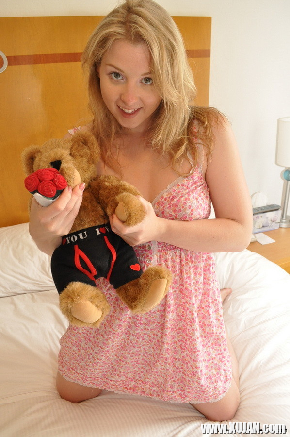 Sunny Lane gets horny in bed - Photo #1457716