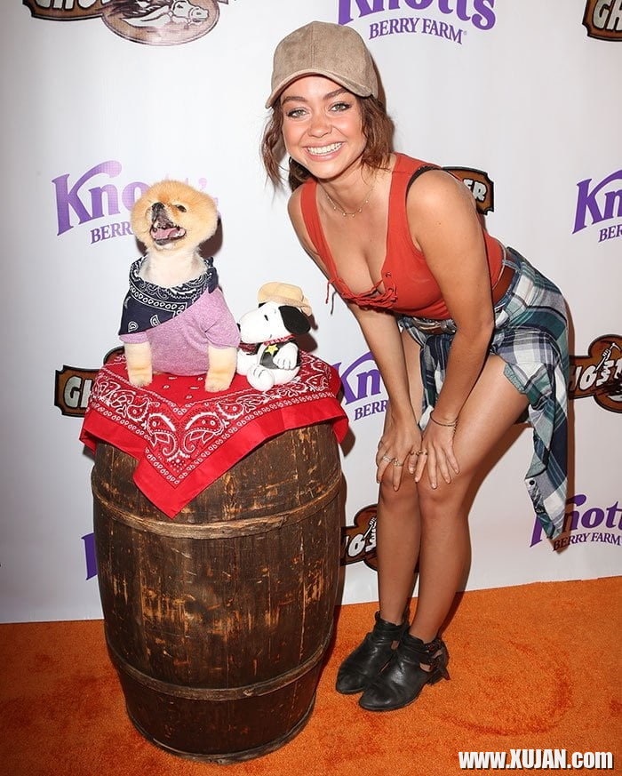 Sarah Hyland Cute Puppies - Photo #1458515