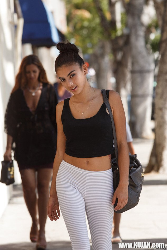 Michelle Martinez shows her Ass at the Supermarket - Photo #1459188