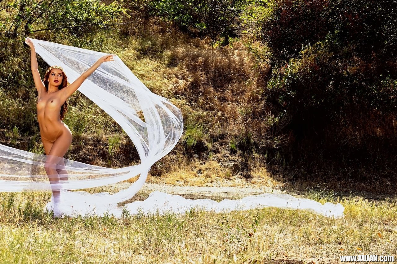 Stunning babe Vanna Bardot unveils her amazing figure outdoors - Photo #1462180