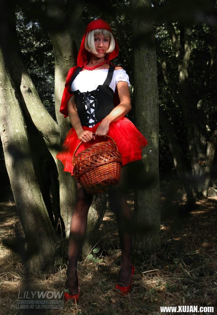Kinky Red Hat blonde Lily Wow in sexy black pantyhose - Photo #1469634