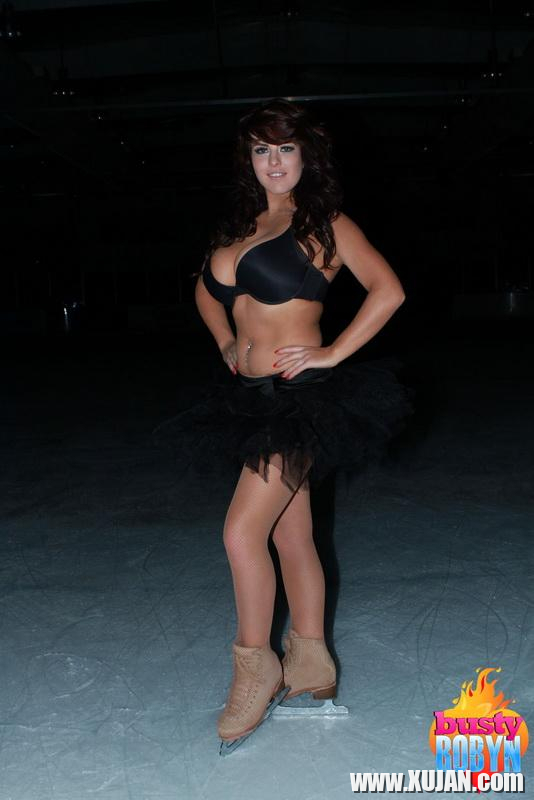 Big boobed British ice skater Robyn Alexandra gets naked on the ice - Photo #1479062