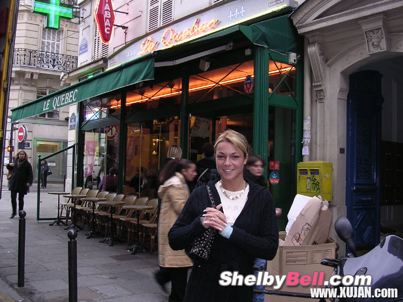 Cheerful blonde Shelby Bell posing in the streets of Paris - Photo #1480039