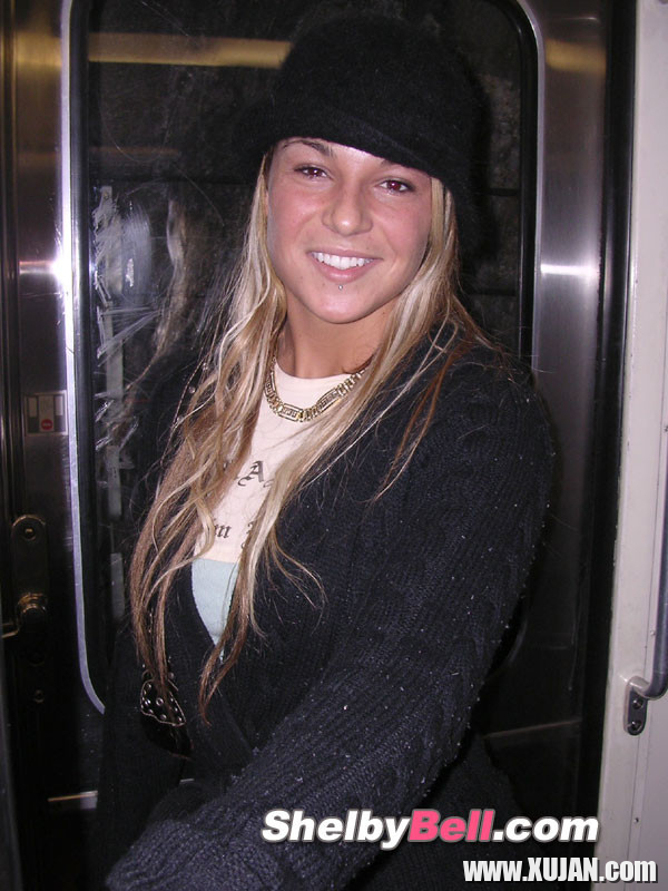 Cheerful blonde Shelby Bell posing in the streets of Paris - Photo #1480040