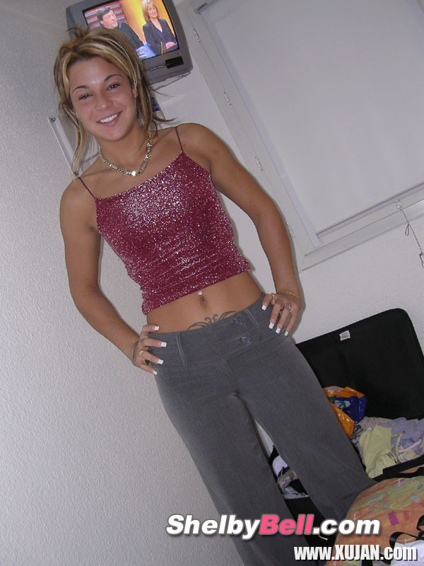 Cheerful blonde Shelby Bell posing in the streets of Paris - Photo #1480042