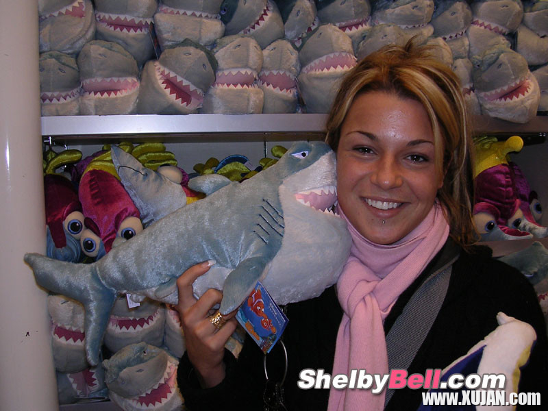 Cheerful blonde Shelby Bell posing in the streets of Paris - Photo #1480044