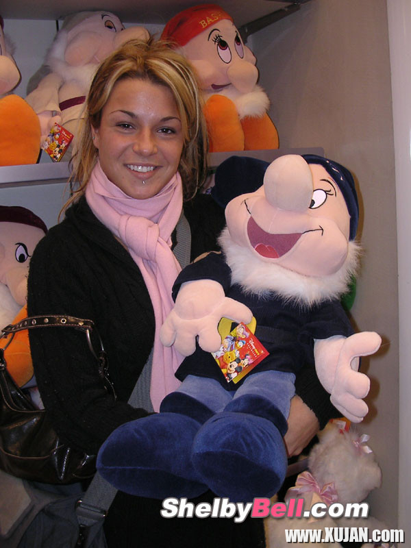 Cheerful blonde Shelby Bell posing in the streets of Paris - Photo #1480045