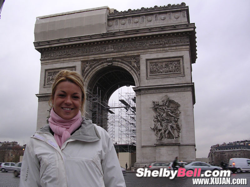 Cheerful blonde Shelby Bell posing in the streets of Paris - Photo #1480047