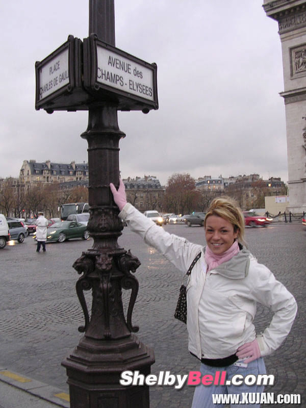 Cheerful blonde Shelby Bell posing in the streets of Paris - Photo #1480048