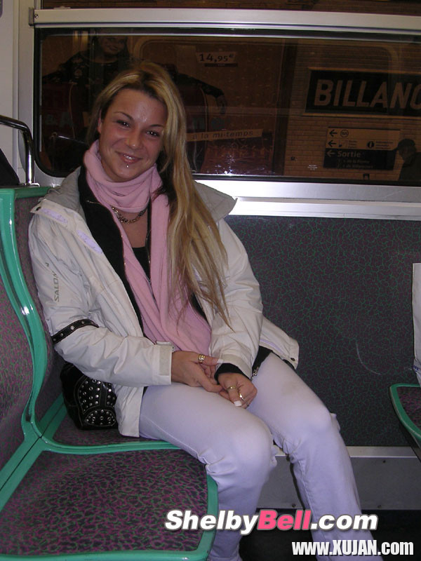Cheerful blonde Shelby Bell posing in the streets of Paris - Photo #1480049