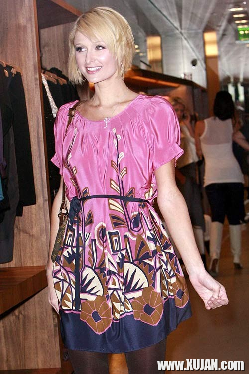 Paris Hilton looking very sexy in white shorts - Photo #1480222