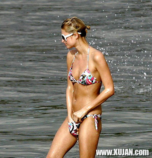 Paris Hilton looking very sexy in white shorts - Photo #1480227